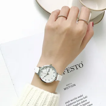 Color de la luz el diseño de la revista Vogue de las mujeres relojes de fregado de marcado marco de plata simple mujer reloj de cuarzo limpio elegante de las señoras relojes de pulsera